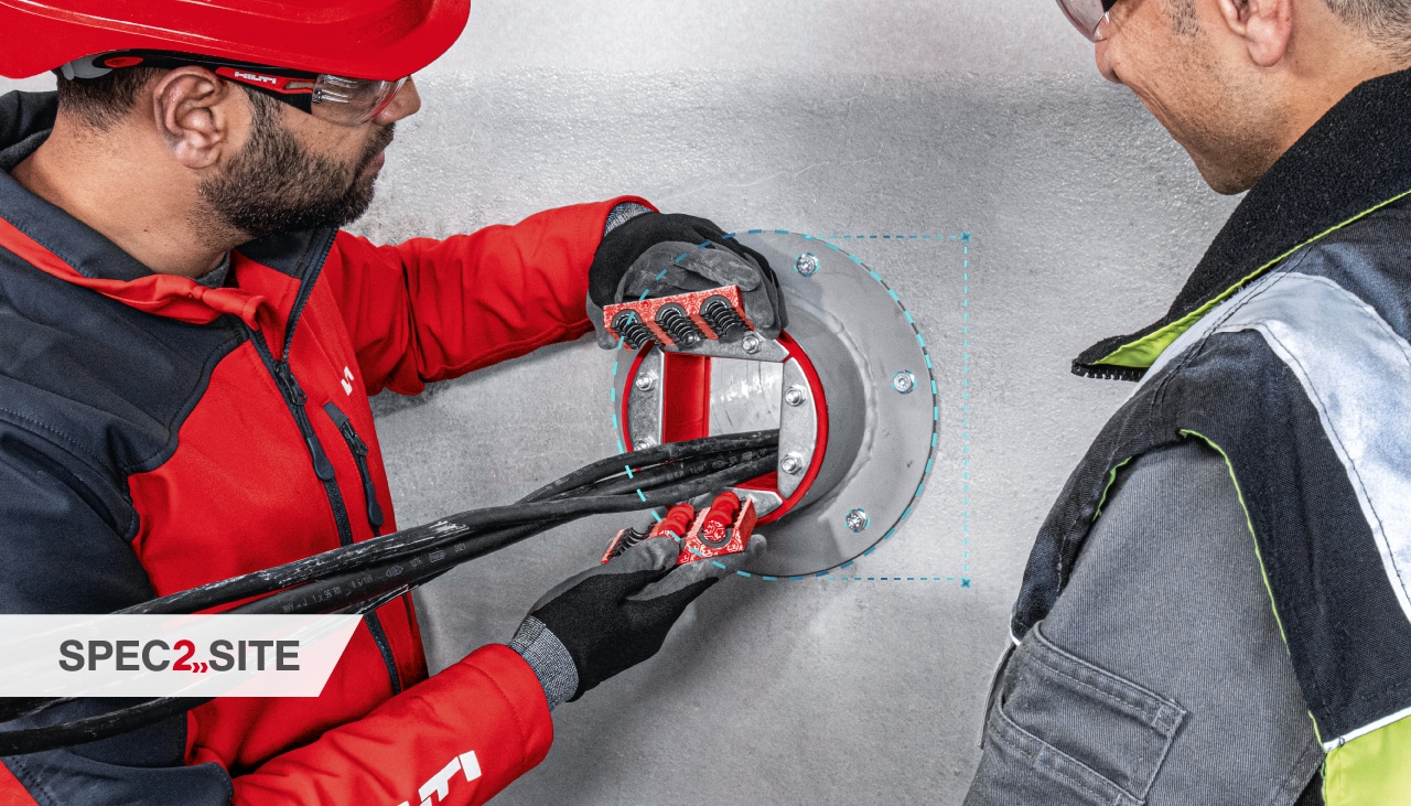 ヒルティのエンジニアがお客様に対して、電気設備向けの防火ソリューションをデモンストレーションしています