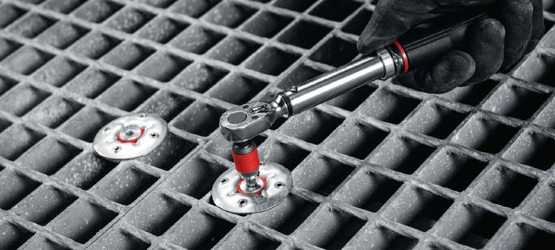X-FCM-R HL 高荷重グレーチングファスナーディスク (ステンレス) 高い腐食環境下でスレッドスタッドを使用して床グレーチングを固定するための、ステンレス製高荷重グレーチングファスナーディスク アプリケーション 1