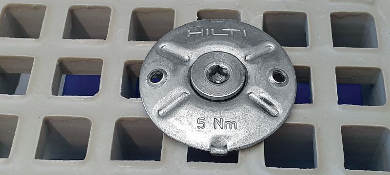 X-FCM-F ナローグレーチングファスナーディスク (二重コーティング) 中等度の腐食環境下でスレッドスタッドを使用して、ナローメッシュ床グレーチングを固定するための、二重コーティングナローグレーチングファスナーディスク アプリケーション 1