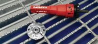 X-FCM-F ナローグレーチングファスナーディスク (二重コーティング) 中等度の腐食環境下でスレッドスタッドを使用して、ナローメッシュ床グレーチングを固定するための、二重コーティングナローグレーチングファスナーディスク アプリケーション 2