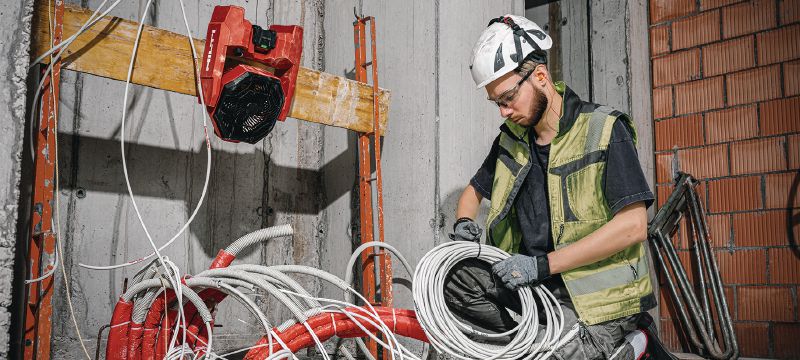 KCF 4-22充電式作業場用ファン 一日中バッテリーが持続する強力な作業場用ファンで、回転するヘッドと吊り下げフックがあり、作業エリアの冷却と換気に使用できます(Nuronバッテリープラットフォーム) アプリケーション 1