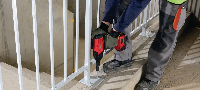HUS3-HF ネジ固定式金属系アンカー コンクリートへのより迅速な仮留付け・永久留付け用の最高性能ネジ固定式金属系アンカー（多層防食、六角頭） アプリケーション 1