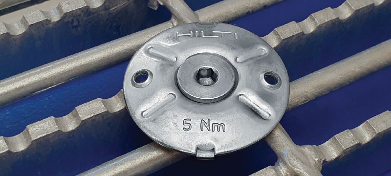 X-FCM-F ナローグレーチングファスナーディスク (二重コーティング) 中等度の腐食環境下でスレッドスタッドを使用して、ナローメッシュ床グレーチングを固定するための、二重コーティングナローグレーチングファスナーディスク アプリケーション 1