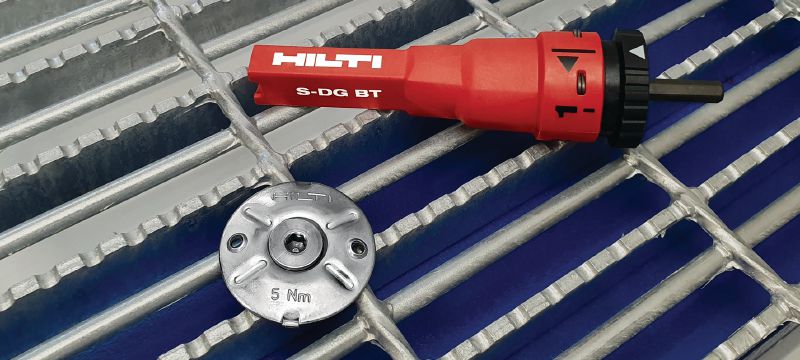 X-FCM-F ナローグレーチングファスナーディスク (二重コーティング) 中等度の腐食環境下でスレッドスタッドを使用して、ナローメッシュ床グレーチングを固定するための、二重コーティングナローグレーチングファスナーディスク アプリケーション 1