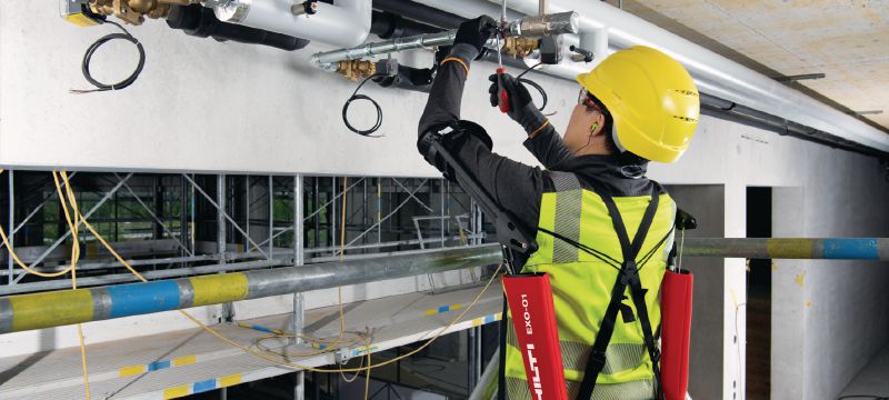 EXO-O1 天井作業用エクソスケルトン 上向き作業時の肩および腕の緊張を和らげる受動エグゾスケルトン アプリケーション 1